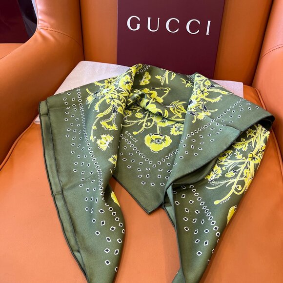 Luxury Gucci Foulard with Interlocking G Pattern - Picture 4 of 9